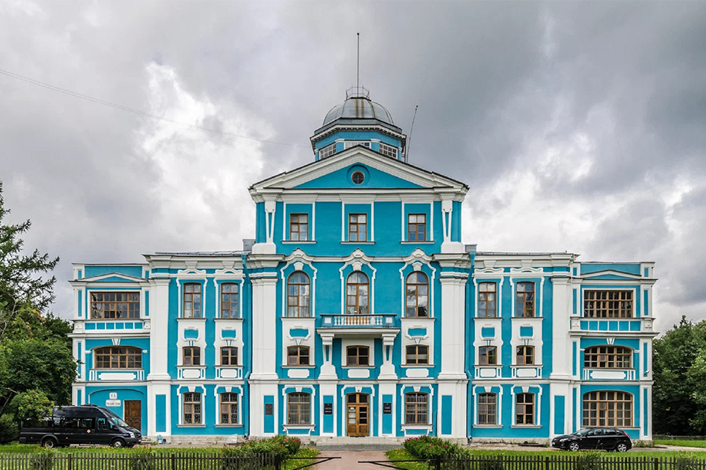 Одна из частных школ района — Международная школа Герценовского университета — расположена в историческом здании 18 века, которое построено по проекту Ринальди