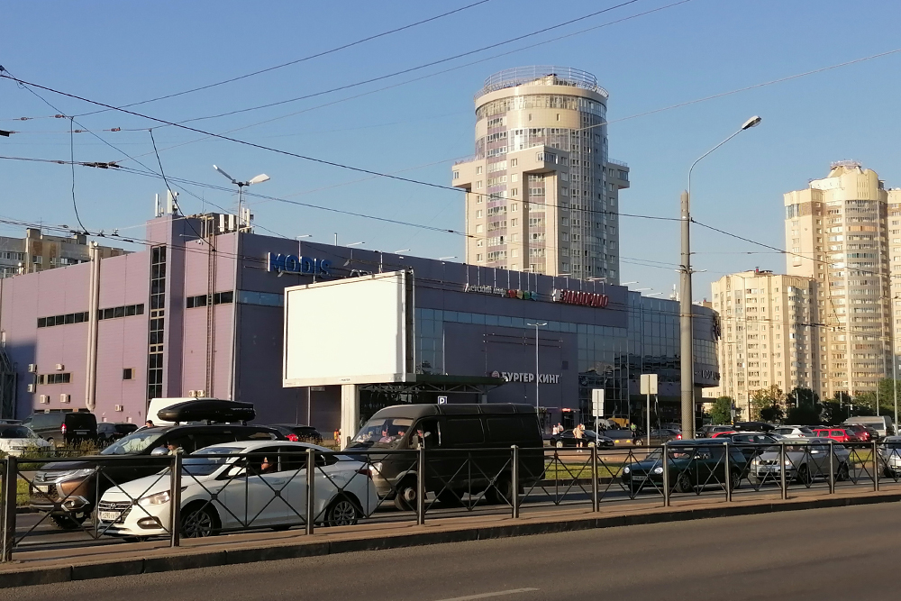 Стильные торговые центры стали распространенным явлением. Например, «Фиолент» на Ленинском проспекте и соседняя многоэтажка гармонируют по цвету — оба фиолетового оттенка
