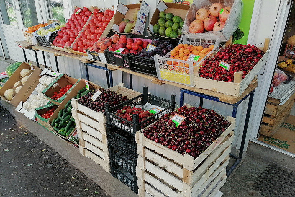 Ларьки с фруктами, овощами и орехами в Горелове