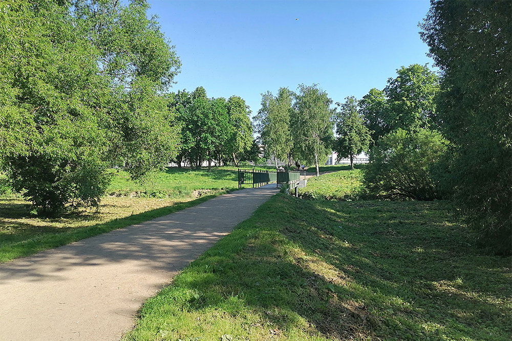 Полежаевский парк, дорожка по направлению к автобусной остановке