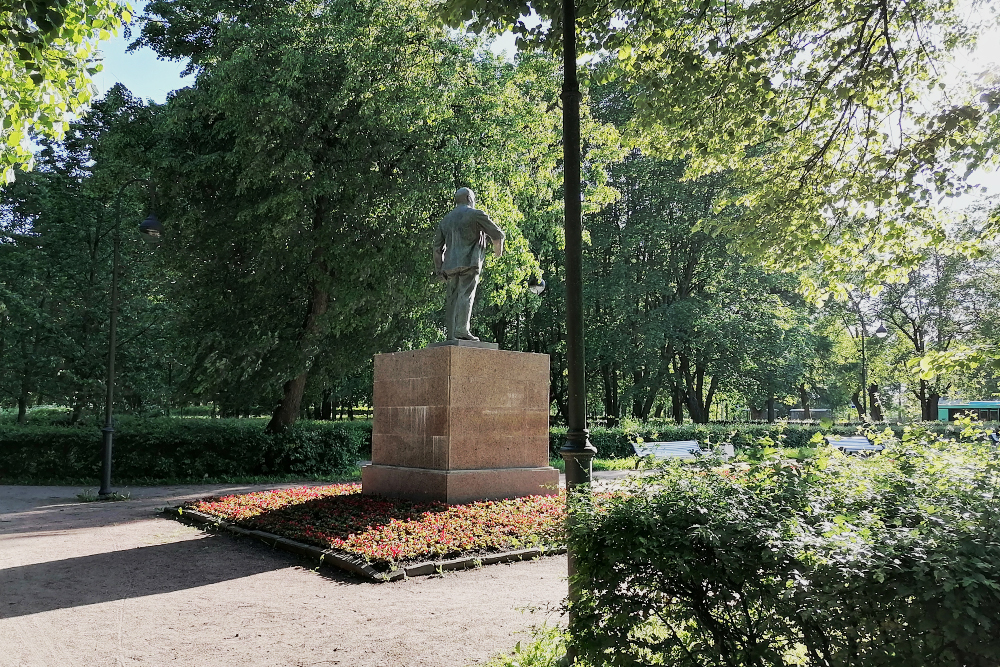 Памятник Ленину смотрит на одноименный проспект