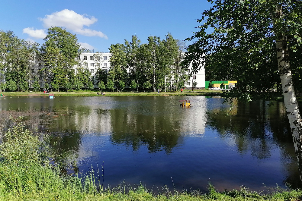 Квадратный пруд и парковая зона вокруг него в Горелове