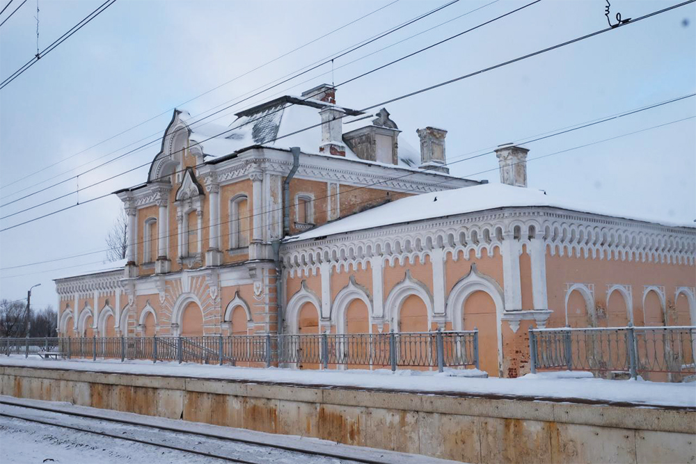 Здание станции Сергиево построено в 1855⁠—⁠1857 годах по проекту архитектора Бенуа