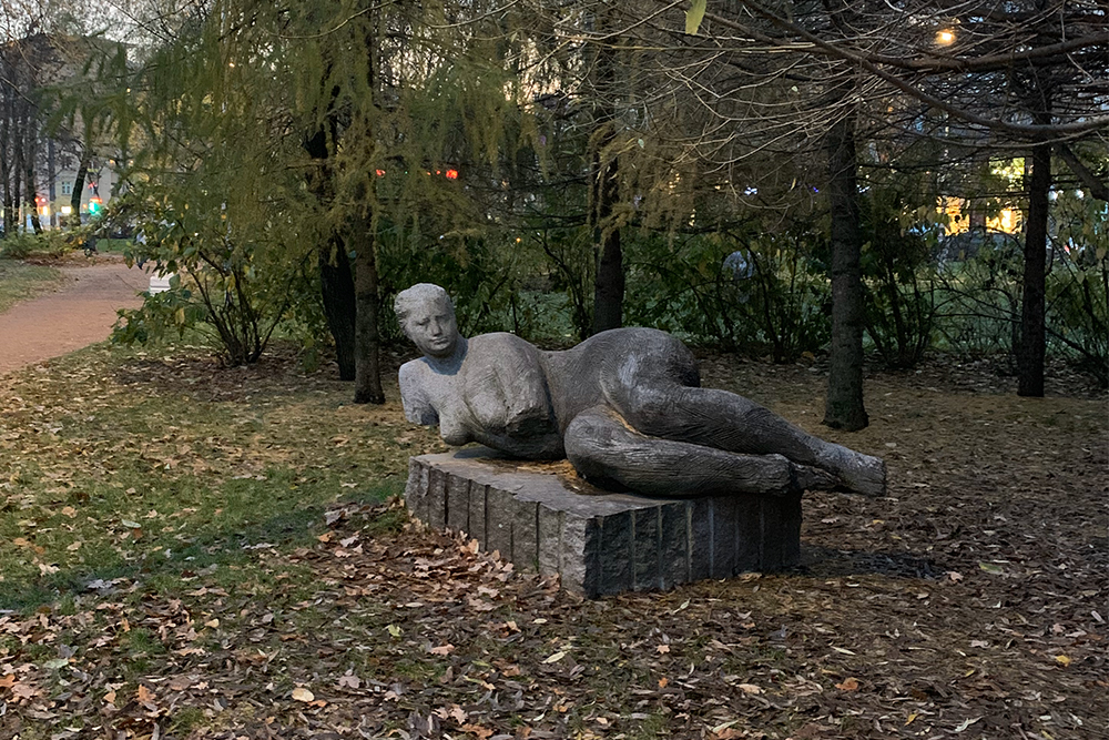 Еще в Малоохтинском парке есть скульптуры — это одна из них