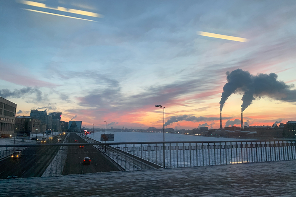 Сфотографировала закат, пока ехала через Большеохтинский мост на троллейбусе. Вид в сторону моста Александра Невского