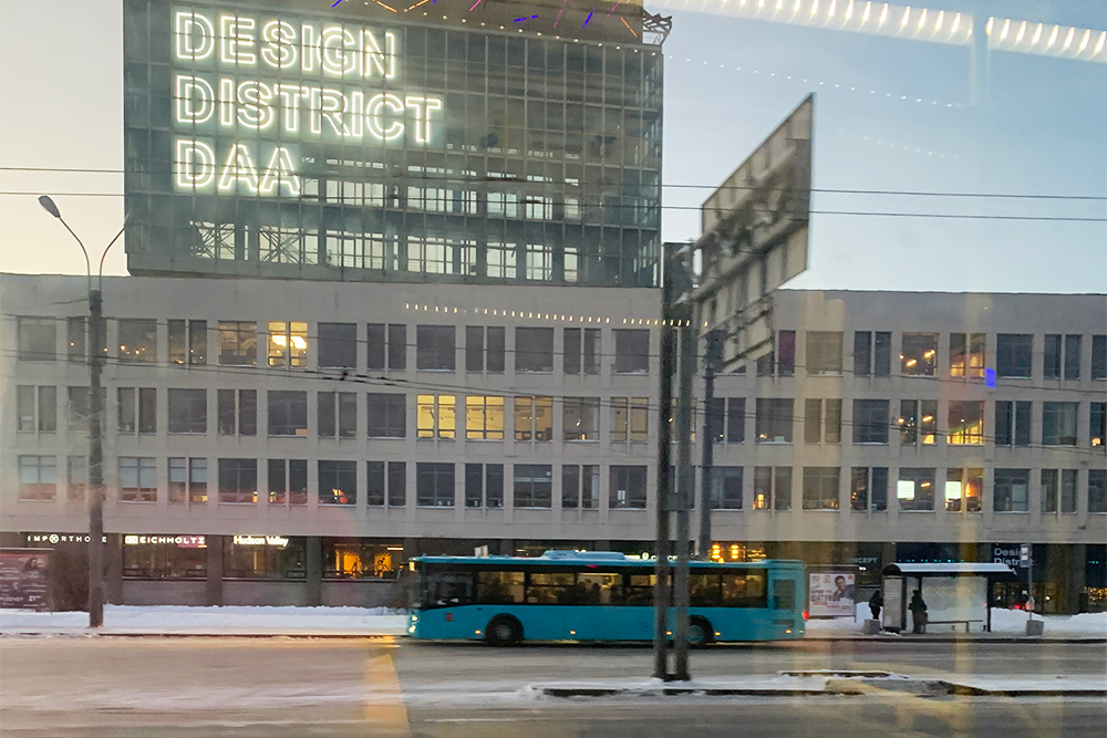 Вид из трамвая № 10 на центр дизайна «Артплей»