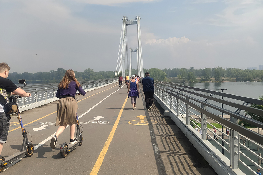 Летом по мосту горожане отправляются гулять на остров-парк Татышев