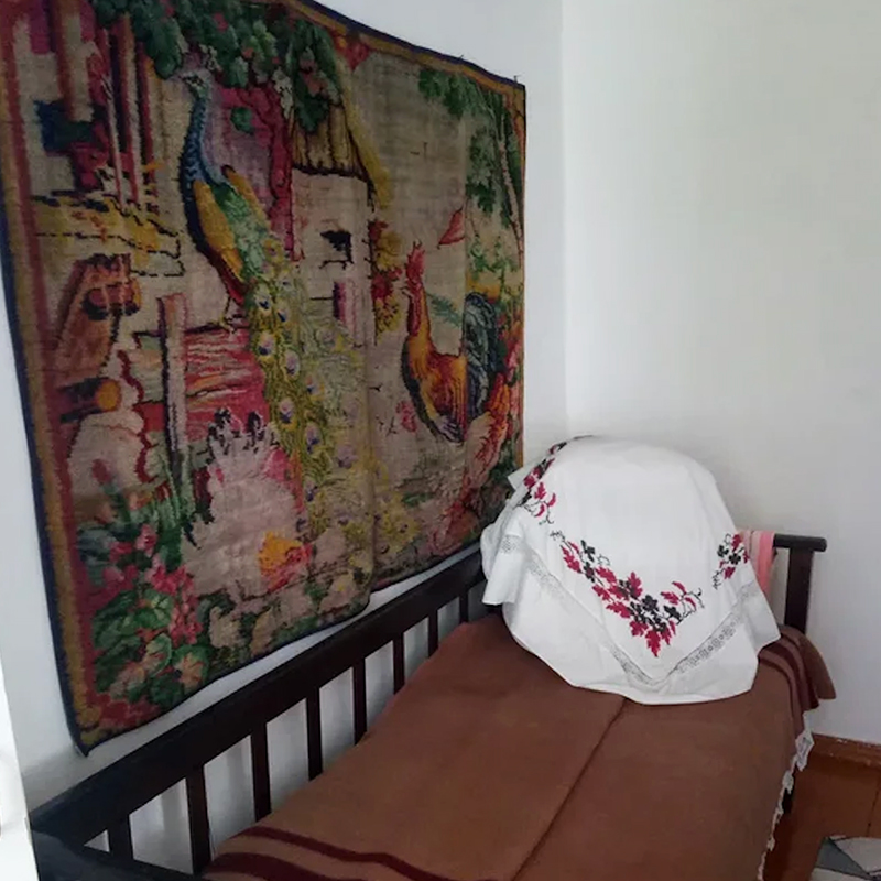 Кровать из дома-музея Сурикова, на которой отдыхал правнук художника — режиссер Никита Михалков — во время визита на родину Василия Сурикова. Источник: страница музея во «Вконтакте»