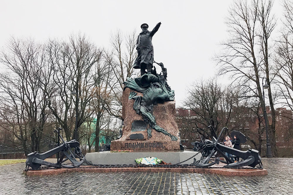 Перед памятником Макарову молодые моряки принимают присягу