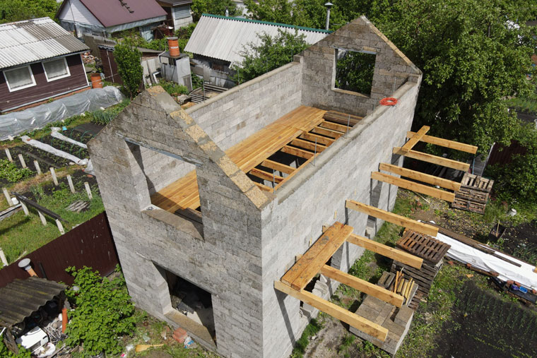 Двускатная крыша каркасного дома — русская традиция | Блог строительной компании RNR