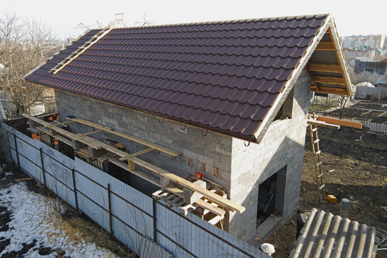 Крыша полностью покрыта металлочерепицей