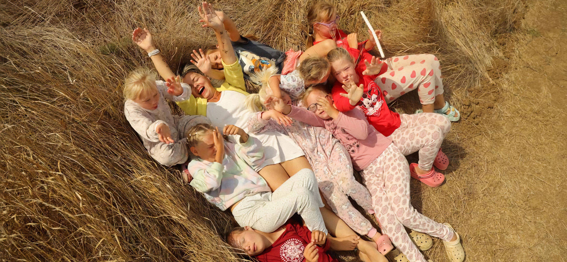 «Лучше сначала сделать — так меньше страхов»: у нас с мужем трое родных и девять приемных детей