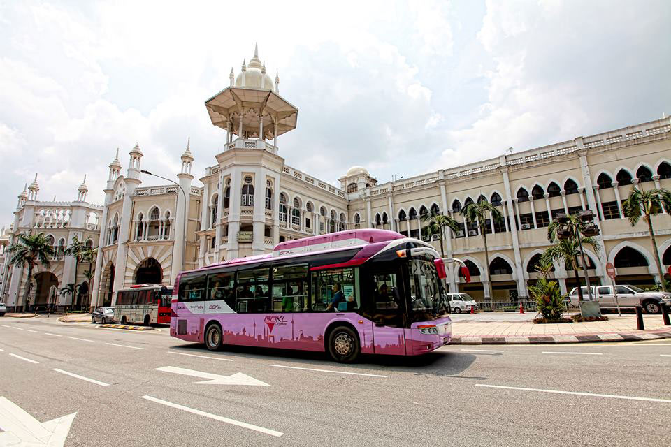 Узнать бесплатные автобусы легко по цвету — они ярко-розовые. Источник — facebook.com/goklcitybus