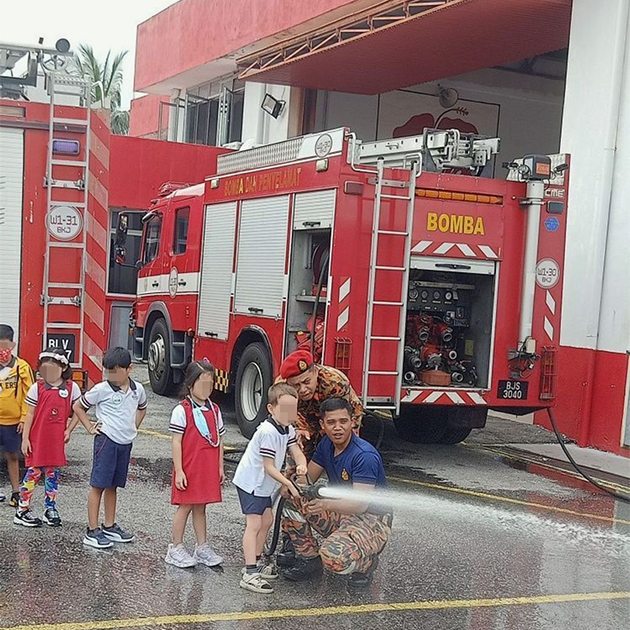 На станции детям дали попробовать себя в роли пожарных