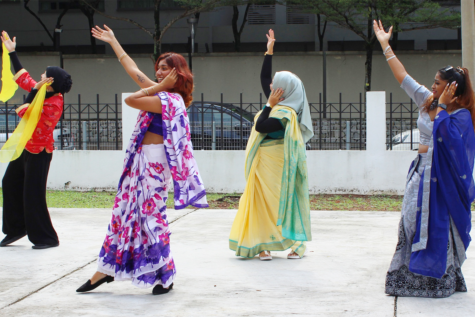 Преподаватели исполняют индийский танец на праздновании Национального дня Малайзии