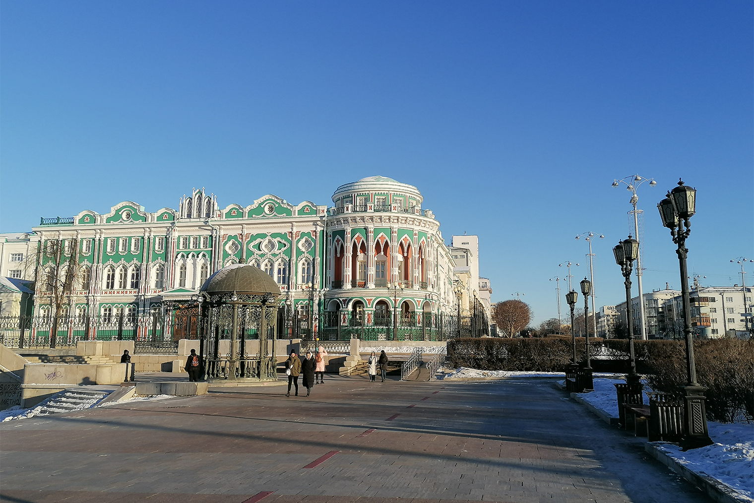 В Екатеринбурге в эти дни была настоящая русская зима: −20 °C, но солнечно