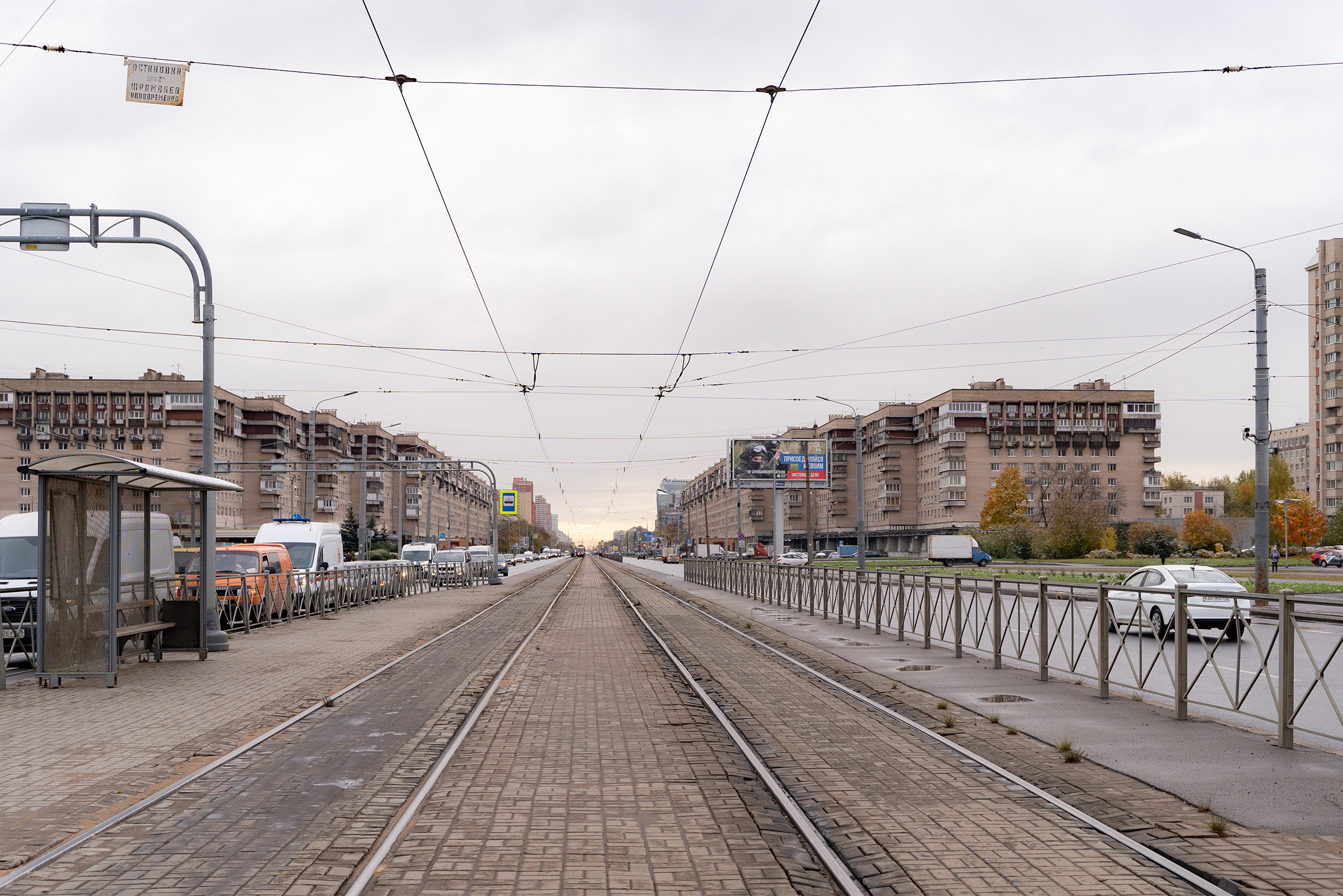 Въезд в Купчино со стороны центра по Бухарестской улице. По обеим сторонам магистрали — два 1000⁠-⁠квартирных экспериментальных дома длиной во весь квартал. Их называют Купчинскими воротами, построены в 70⁠-⁠е, на верхних этажах — двухуровневые квартиры