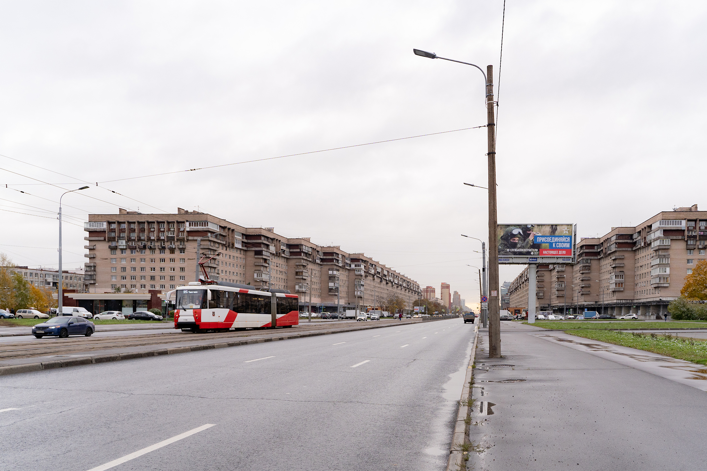 Трамвайная линия проходит через Бухарестскую улицу, дублирует линию метрополитена
