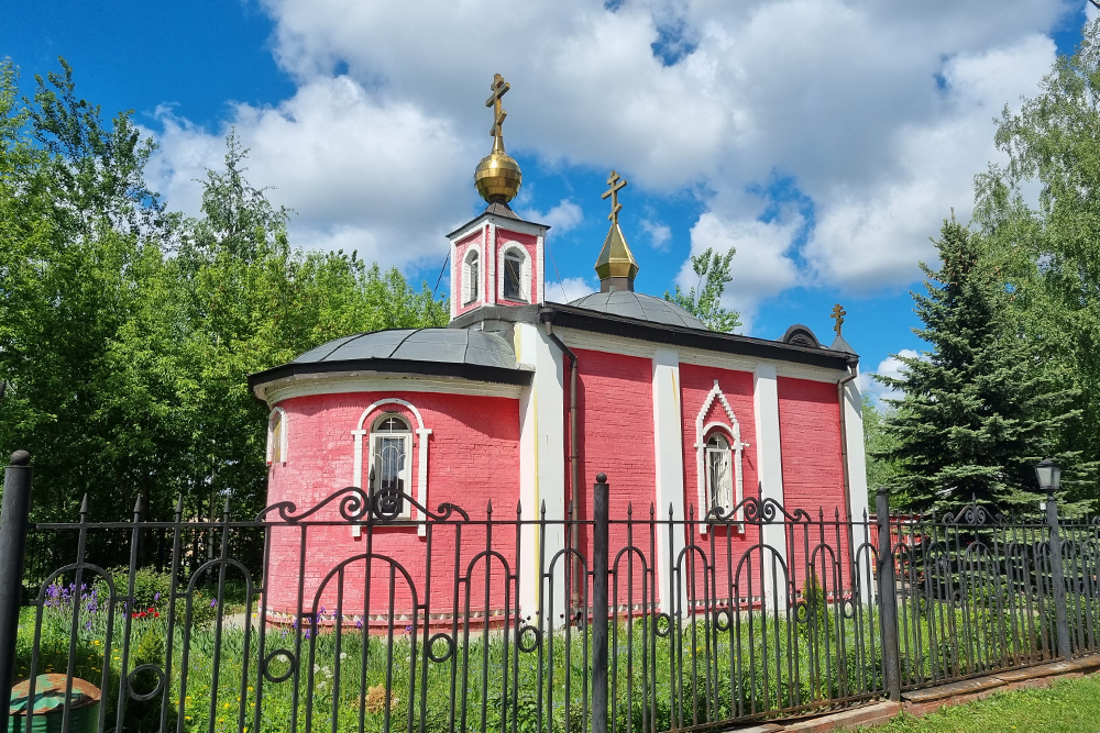 Это церковь Александра Невского, раньше она была на территории воинской части