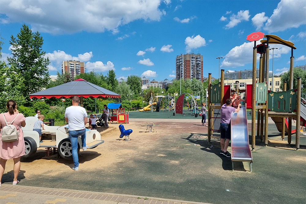 Одна из детских площадок в парке «Дубрава»