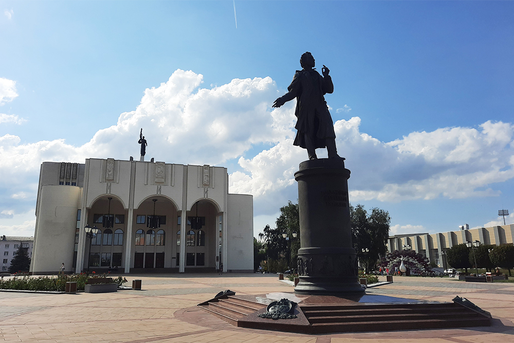 На площади перед театром стоит памятник Александру Сергеевичу Пушкину. Его установили в 2000 году в честь 200⁠-⁠й годовщины со дня рождения поэта