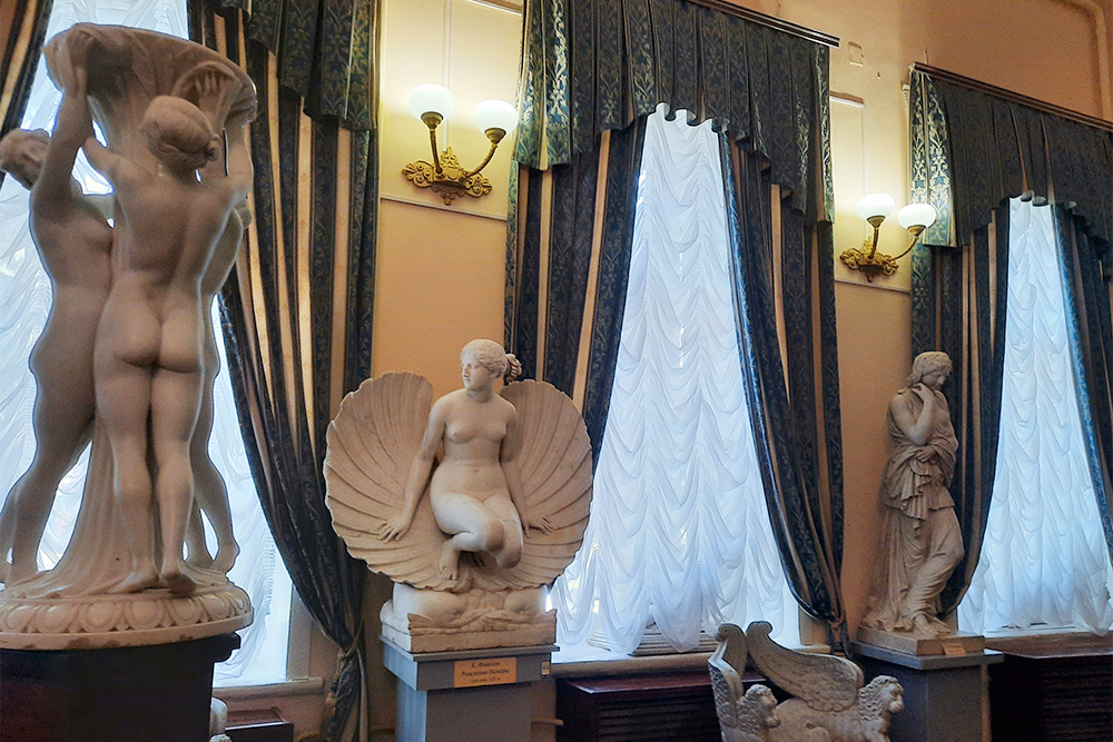 В этом зале выставлена мебель из имения 19 века и статуи Карло Финелли — автора «Трех Граций», эта скульптура хранится в Эрмитаже