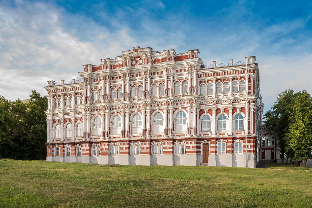 От здания дворянского собрания невозможно оторвать глаз. Фото: Artyom Mirniy / Shutterstock
