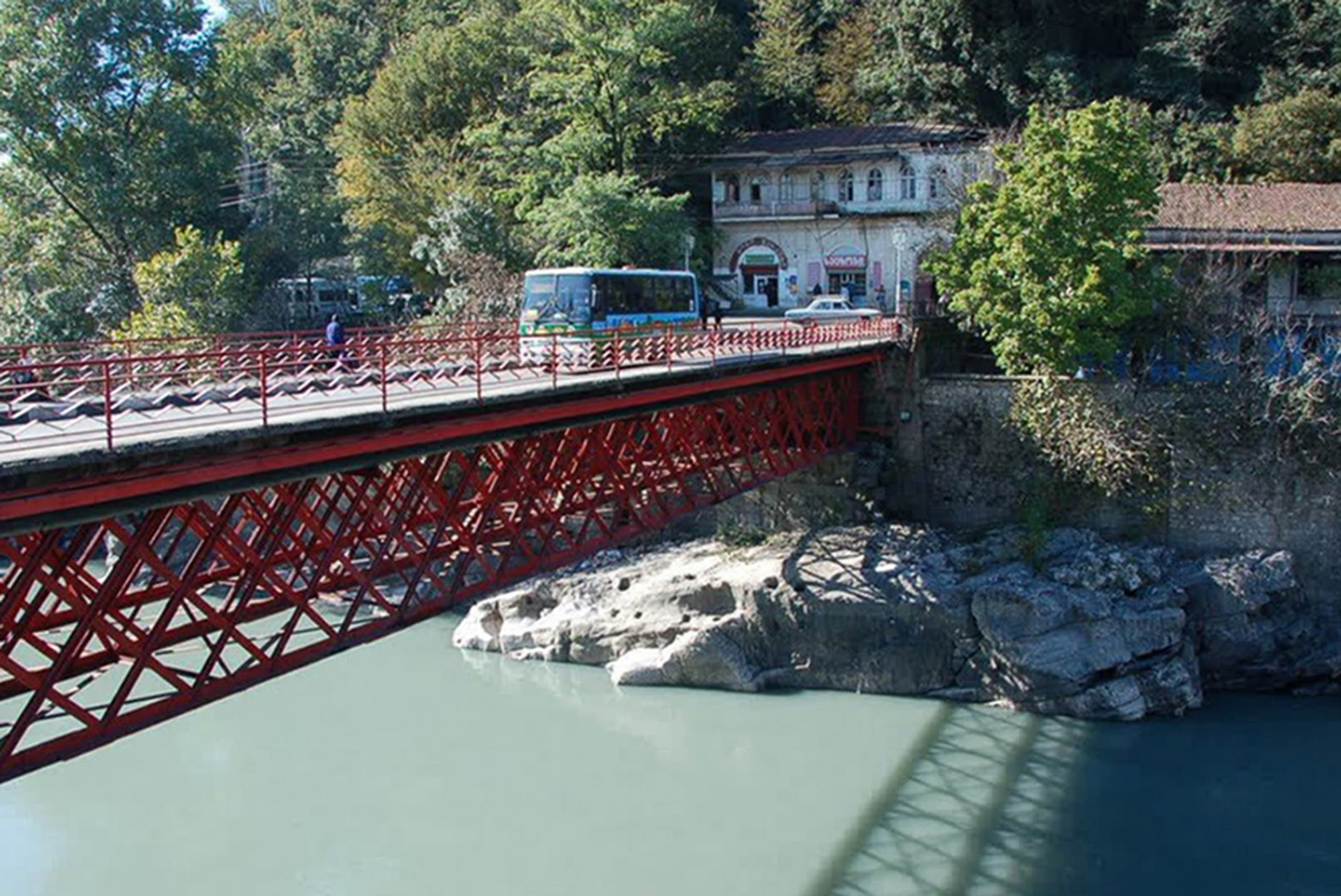 Красный мост с момента строительства всегда красят в такой цвет. Источник: wikimapia.org