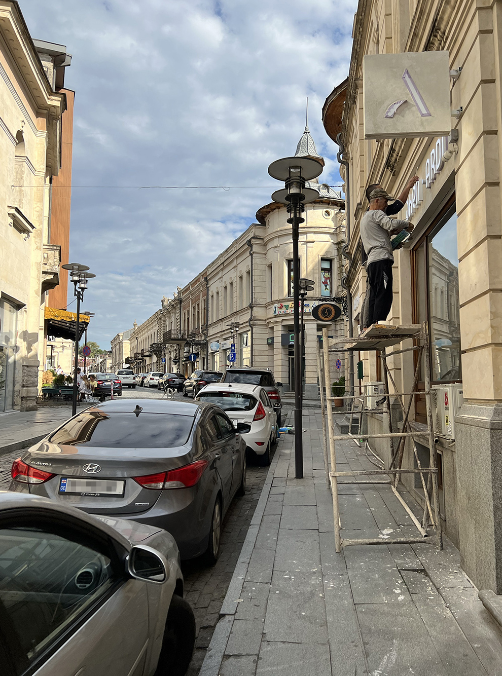 Улица Пушкина — одна из самых оживленных в Старом городе. Здесь я часто видела путешественников и туристические группы с гидами