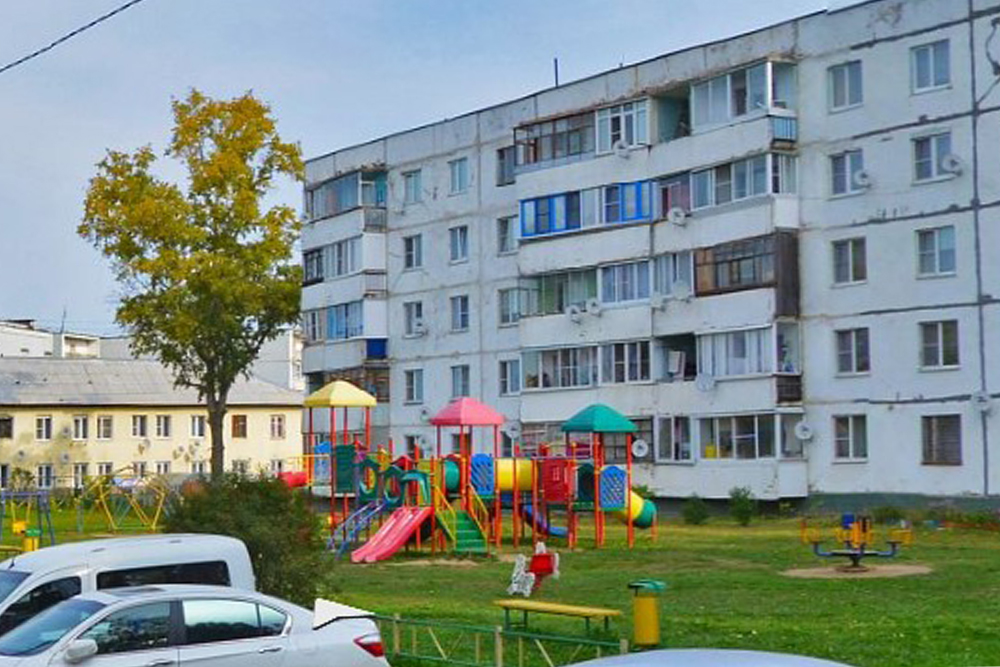 Улица Комарова. Окна нашей квартиры выходят на эту детскую площадку. Источник: «Яндекс-панорамы»