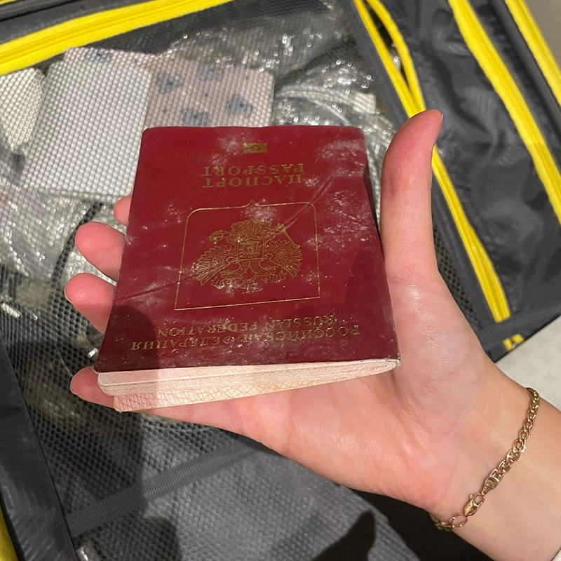 А это мы обнаружили, когда собирали чемоданы в конце аренды: плесень испортила мой паспорт