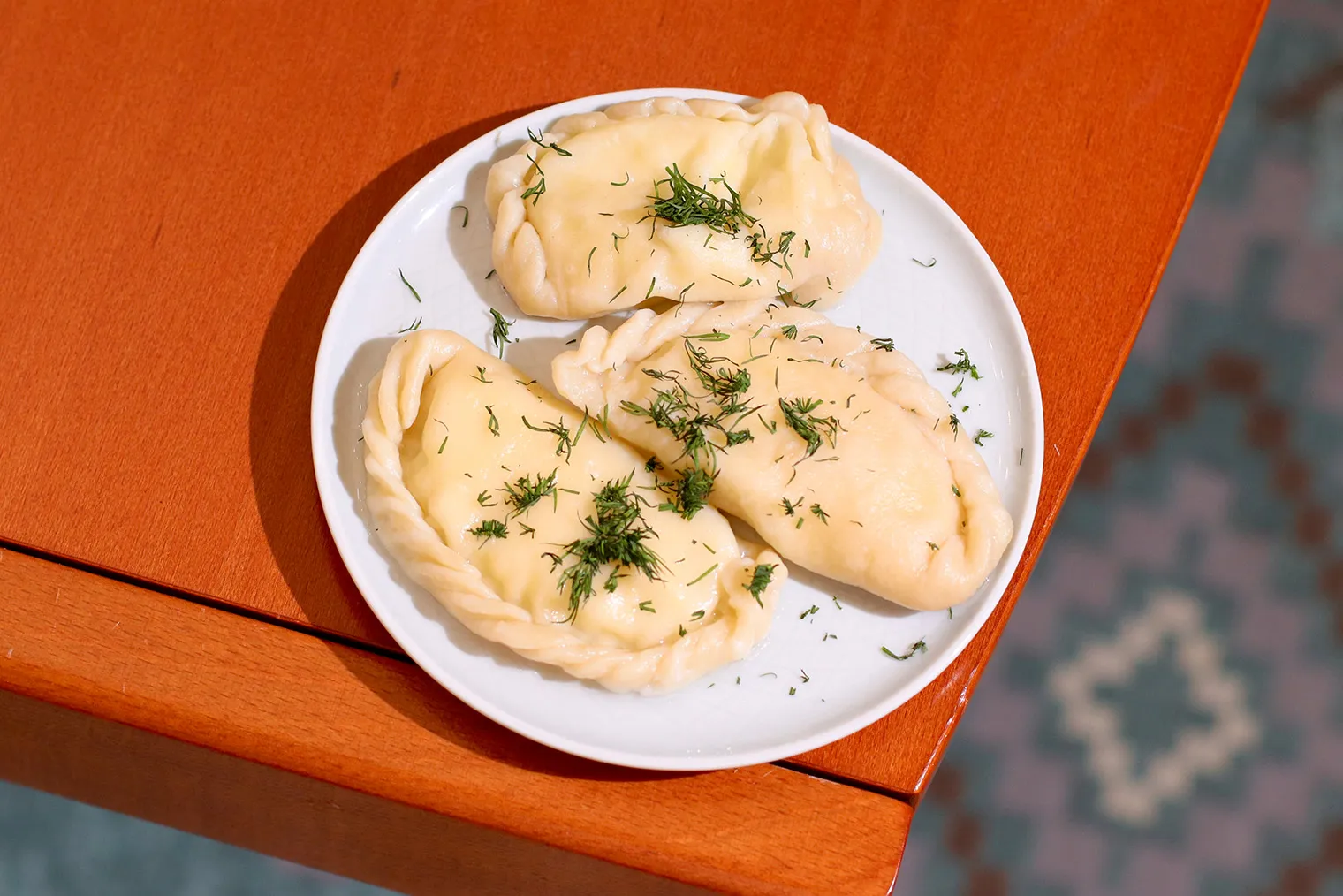 Готовые вареники с картошкой и грибами