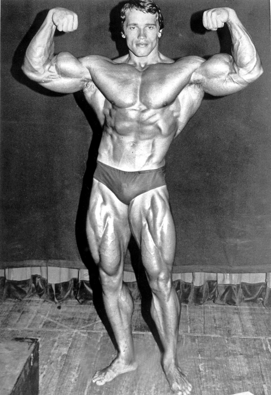 Арнольд Шварценеггер в 1974 году. Спортсмен демонстрирует двойной бицепс спереди. © wikipedia.org