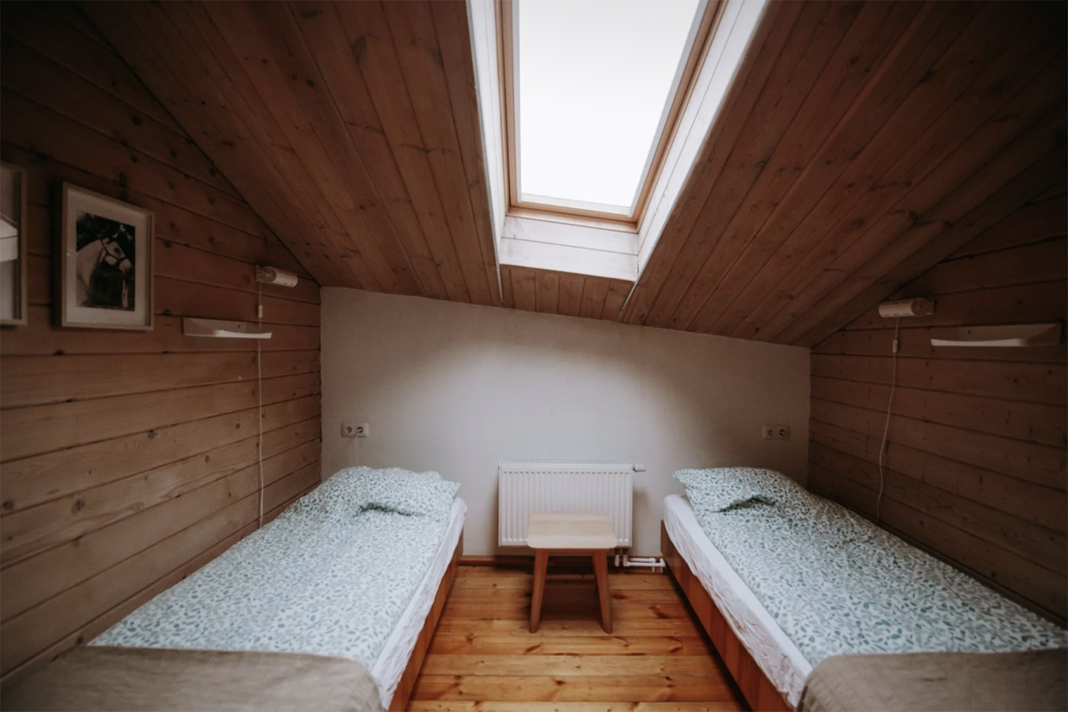 На фото две кровати, остальные не видно, но в номерах живут 4⁠—⁠5 человек. Источник: 20⁠-⁠30camp.ru
