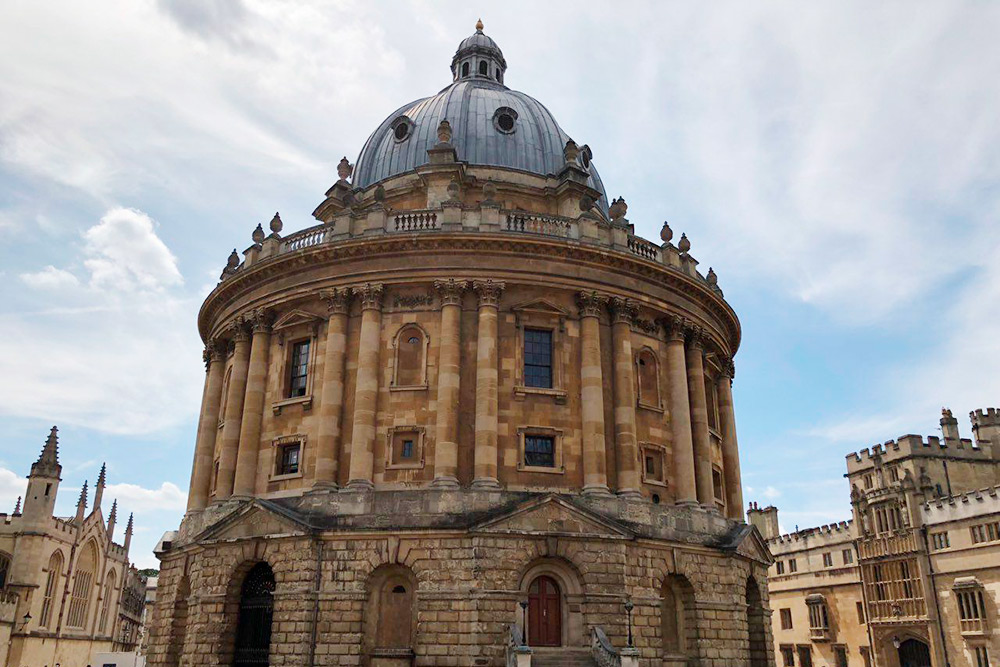 Это библиотека Оксфордского университета, которая была основана в 1602 году. В ней хранится 11 миллионов книг, журналов, газет и документов