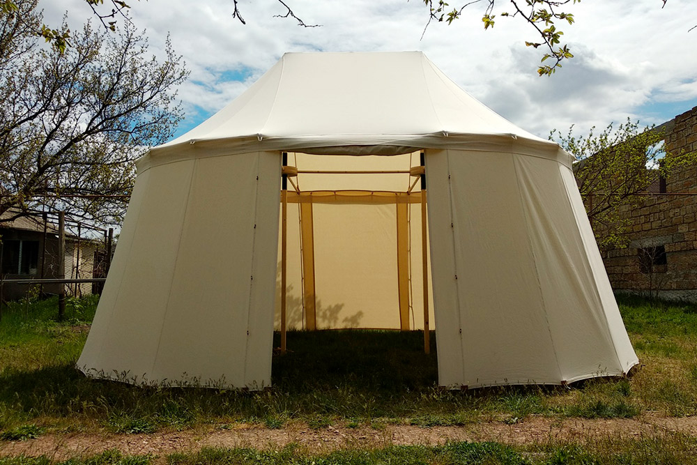 Так выглядит двухмачтовый шатер. Площадь — чуть больше 18 м² (длина — 5,5 м, ширина — 4 м). Общая высота — 3,3 м. Работа крымского мастера Андрея Юманова