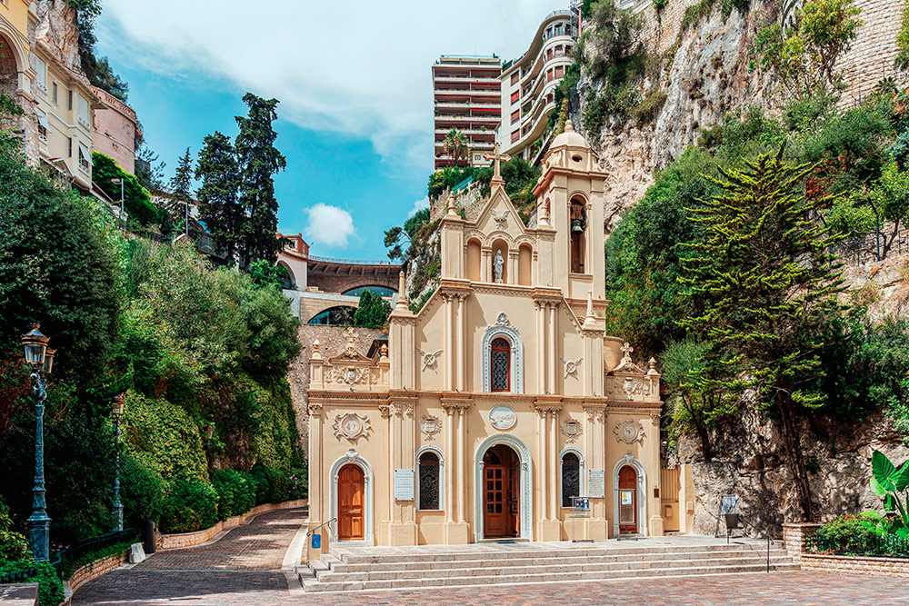 Церковь Святой Девоты, расположенная прямо перед вокзалом. Невесты в Монако после церемонии приносят букеты к могиле Девоты, считая, что это принесет счастье и богатство семье. Источник: Pawel Szczepanski / Shutterstock