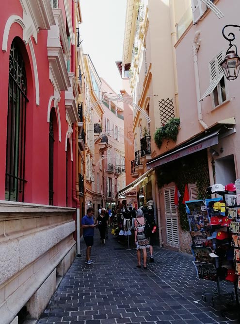 Гулять по витым улочкам Старого города Монако — странное удовольствие. Здесь нет ощущения старины, но нет и вычурности