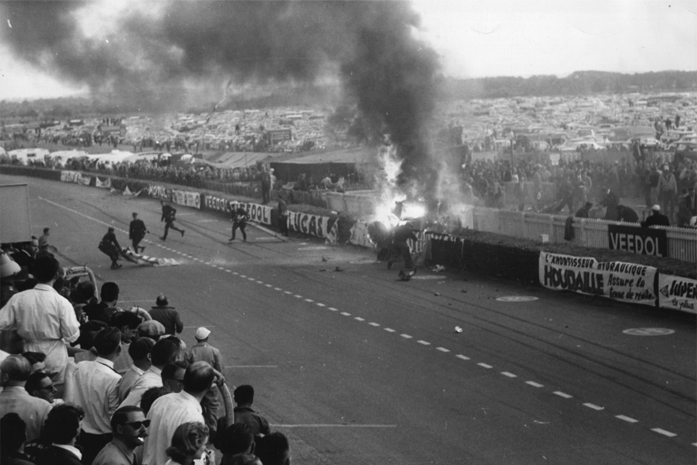 Самая серьезная авария в Ле⁠-⁠Мане произошла в 1955 году. Источник: Fox Photos / Getty Images