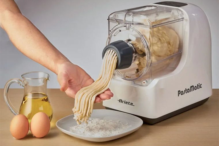 Пример машины для изготовления пасты: инструмент сам замесит тесто и нарежет его на полоски нужной толщины и ширины. Источник: ozon.ru