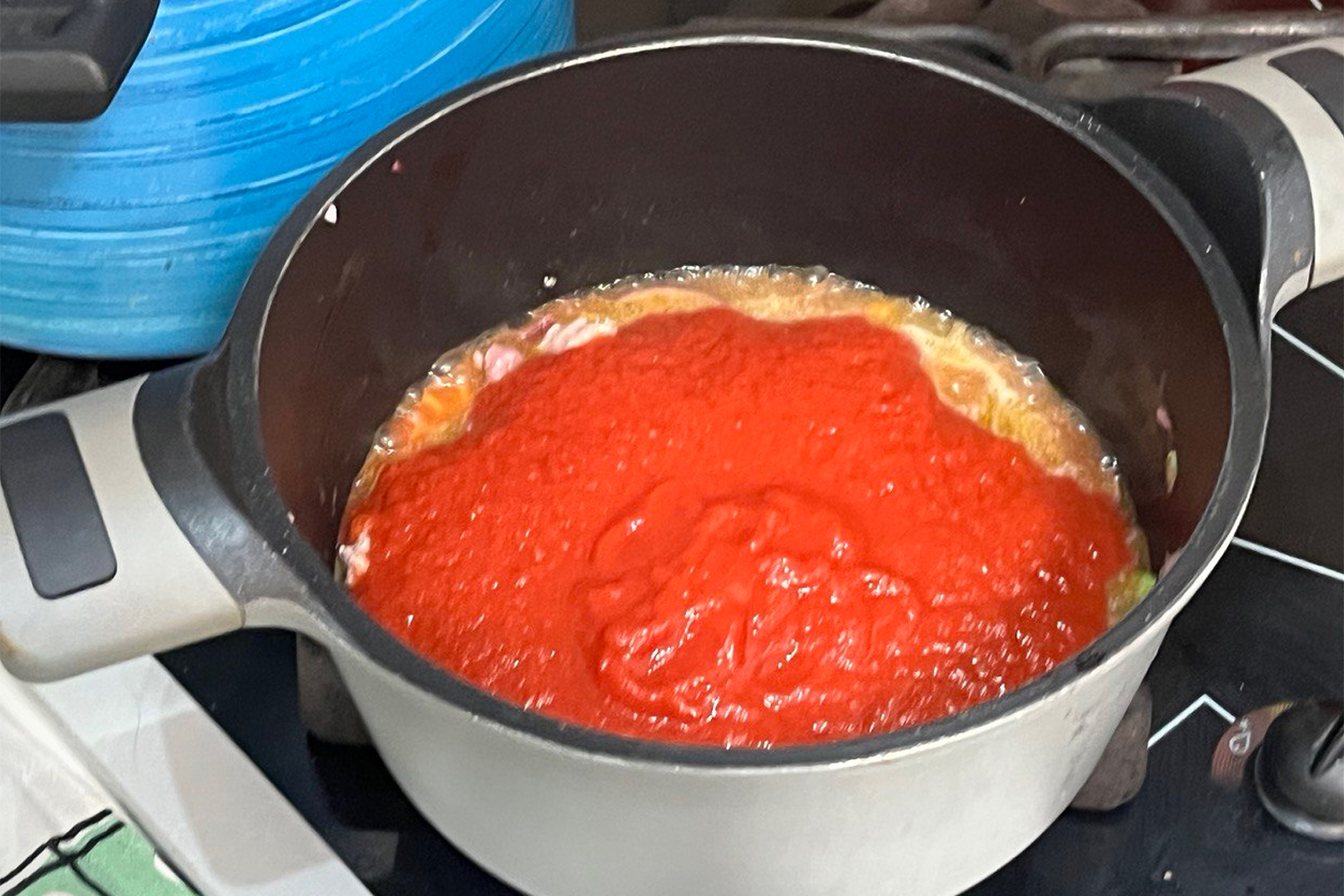 В качестве основы используем томатное пюре — пассату