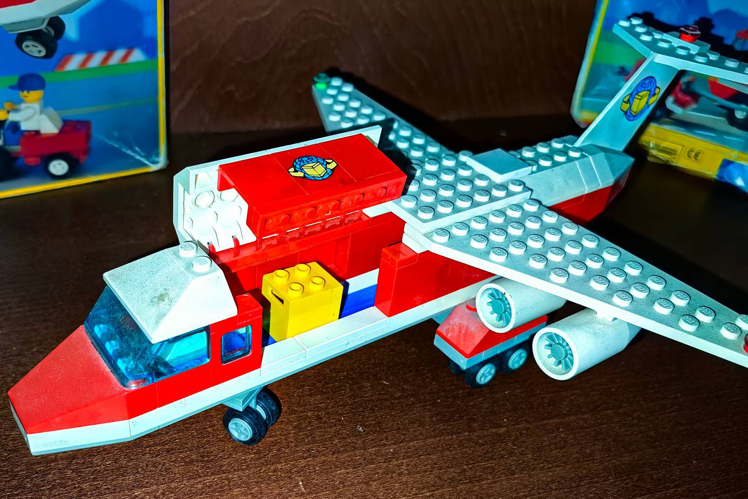 Долгое время этот и несколько последующих наборов «Лего» были моими любимыми игрушками. А через несколько лет их полюбил и мой младший брат