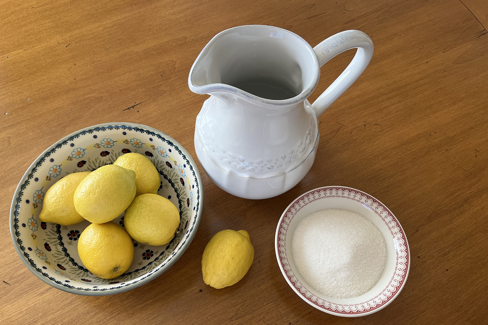 В классическом лимонаде всего три ингредиента, а вкусным и насыщенным его делает способ приготовления