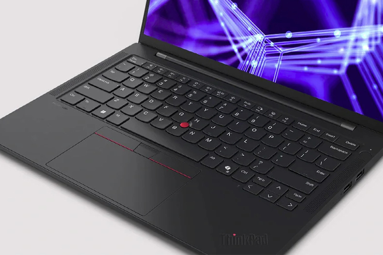 Отличительная черта всех ноутбуков серии ThinkPad — характерный красный трекпойнт. Источник: lenovo.com