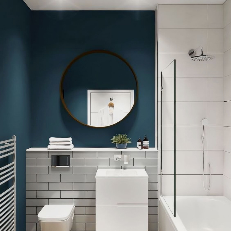 Самая простая белая прямоугольная плитка вокруг ванны и стена глубокого синего цвета выглядят значительно лучше, чем рисунки и узоры. сточник: abysswalkermail / Pinterest