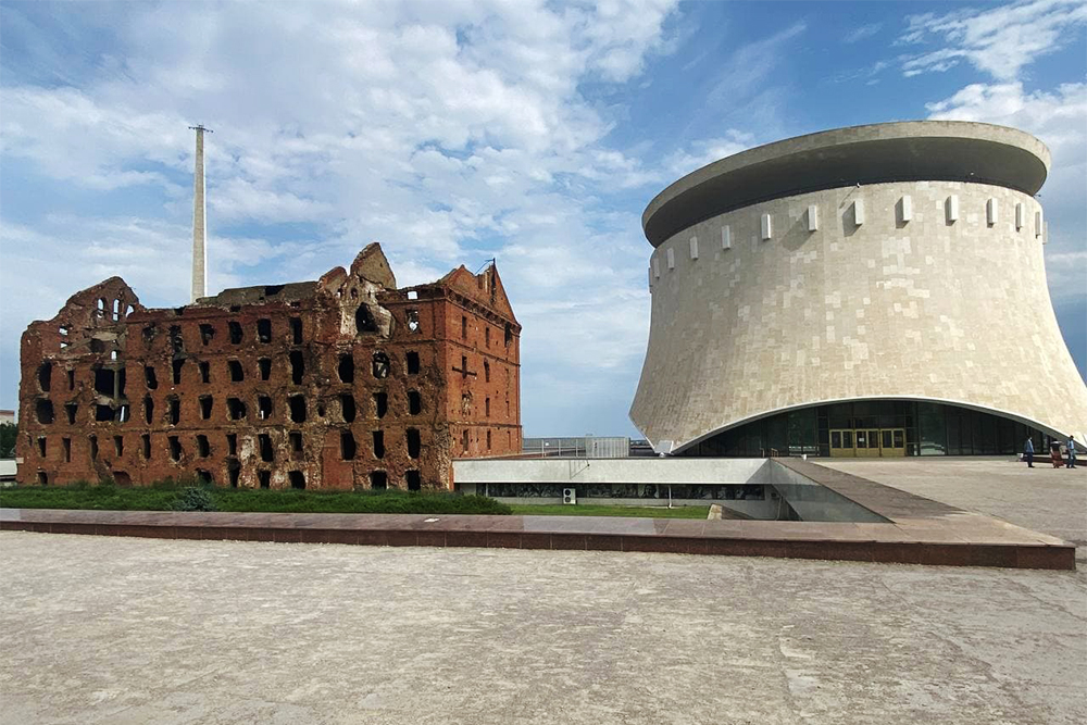 Слева от музея-панорамы находится мельница Гергардта. Здание сильно пострадало от бомб, и его сохранили в таком виде в память о войне
