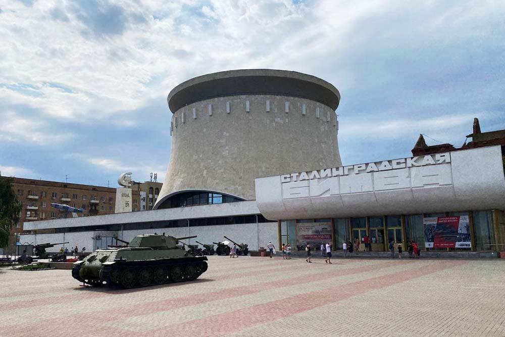 Здание музея окружает военная техника: танки, «катюши», самолет-истребитель и поезд, который доставлял все необходимое с тыла на линию фронта