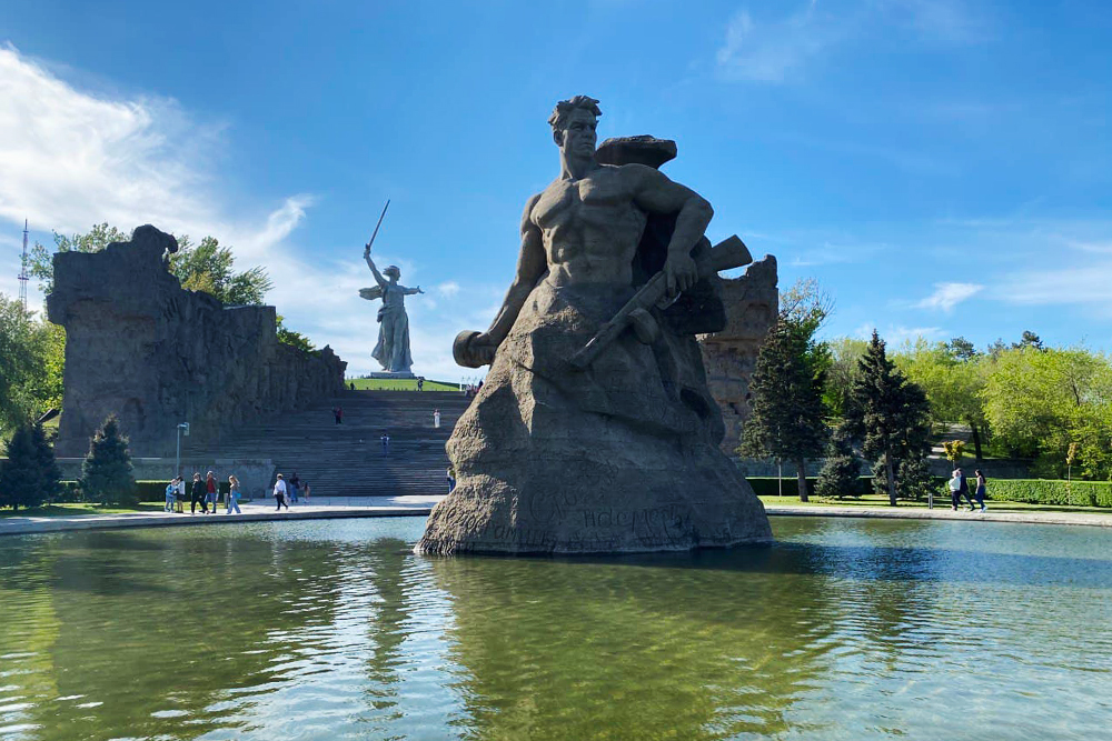 «Родина-мать зовет!» — центр большого памятника-ансамбля «Героям Сталинградской битвы», который включает несколько монументов и фонтанов