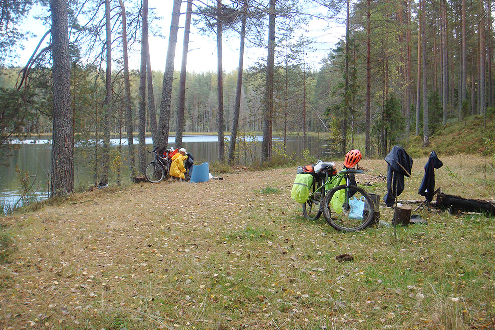Привал у лесного озера Белиц в Новгородской области в сентябре 2018 года