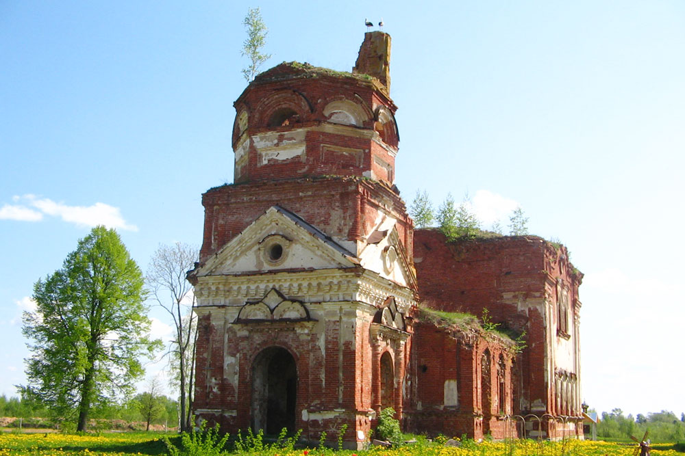 В мае 2007 года я ездил на велосипеде к руинам Николо-Косинского женского монастыря в Новгородской области